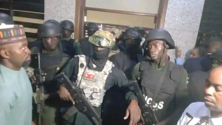 An zargi jami'an tsaron DSS da na gidan gyaran hali da hana mutane shiga sauraron shari'ar Omoyele Sowore.