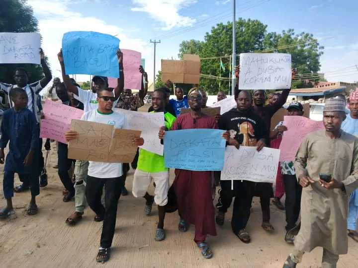 Matasan Dakata sun gudanar da tattakin lumana don neman a gyara titin Kwanar Kotu zuwa ofishin Ƴansandan yankin a Kano
