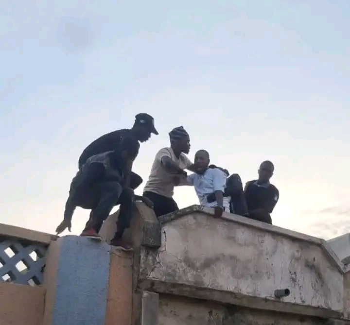 Rundunar tsaro ta Anti-Phone Snatching Force Kano, ta kama matashi Suda, kan zargin haddasa faɗan daba a Kano.