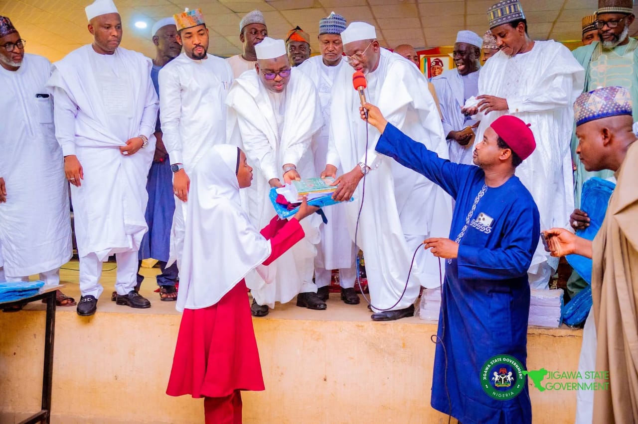 Gwamnan jihar Jigawa Malam Umar Namadi Ya Jagoranci Rabon Kayan Karatu 147,800 a Jahun