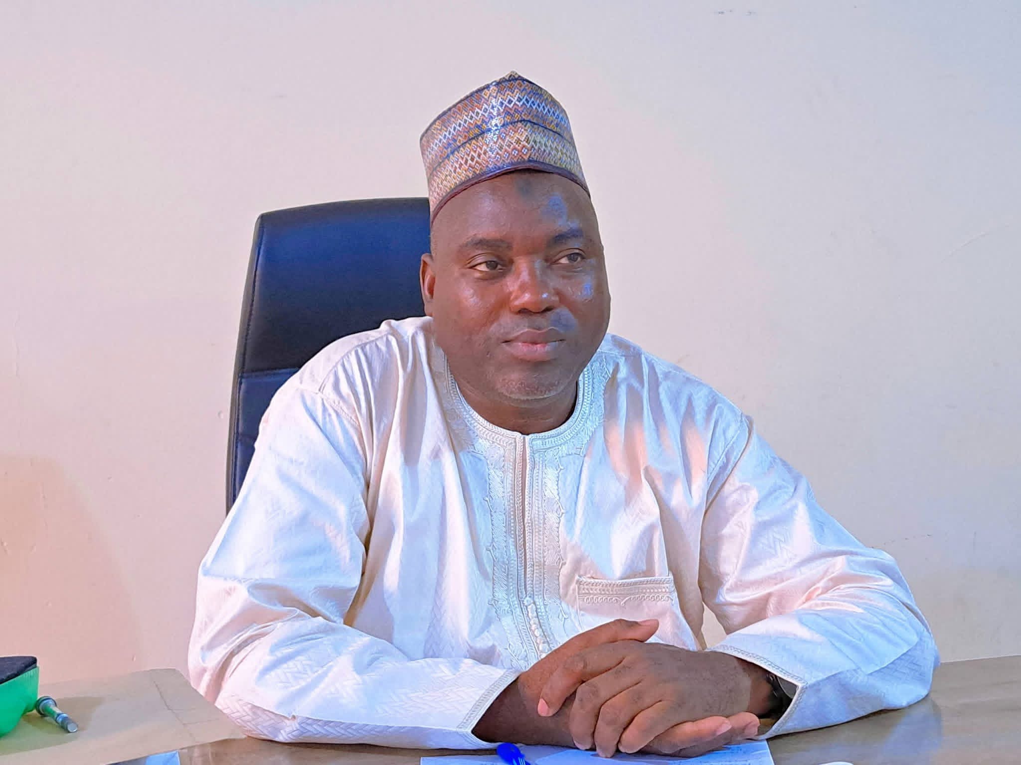 Kwamishinan Ilimi Mai Zurfi, Kimiyya da Fasaha na Jihar Jigawa, Farfesa Isa Yusuf Chamo, ya dakatar da Daraktan Dutse Mega School, Malam Abdullahi Shehu, bisa zargin sakaci da aiki.