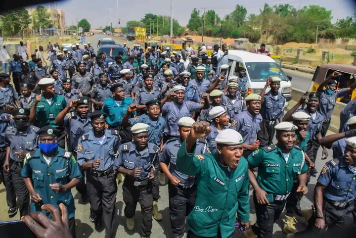 Hisbah ta kama ƴan daudu 12 da mata masu zaman kansu 10, suna shirin raƙashewa a Kano.