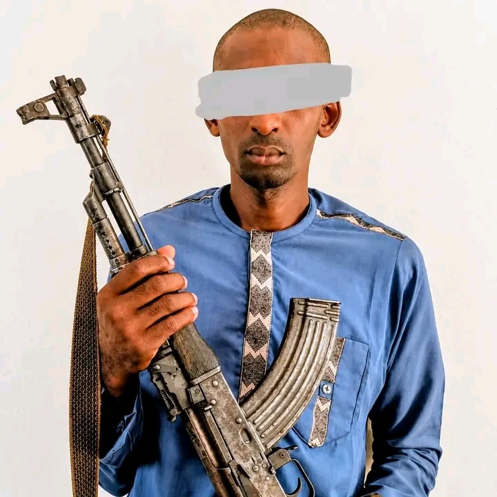 Ƴan Sanda sun cafke mutumin da ake zargi da garkuwa da mutane tare da ƙwato bindiga AK-47 a Kano.